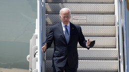 Jak 80-letni Biden znosi długie podróże? Za nim wiele godzin w samolocie i zmiana czasu
