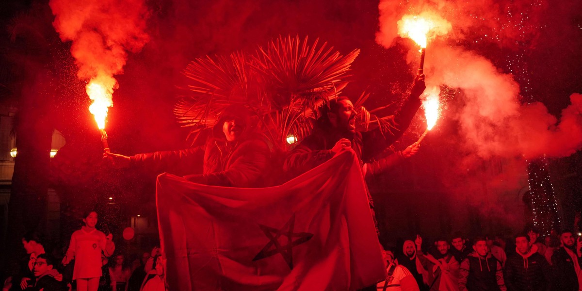 Kibice afrykańskiej reprezentacji na ulicach we Francji (Nicea). 