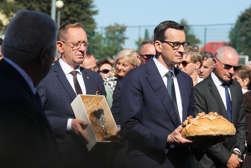 Premier Mateusz Morawiecki i minister rolnictwa i rozwoju wsi Robert Telus we wsi Miętne koło Garwolina
