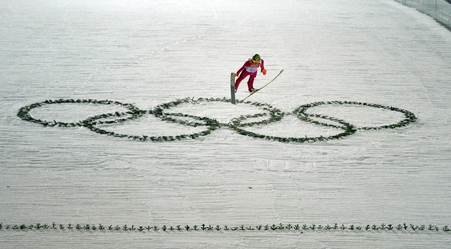 Kamil Stoch w powietrzu w drugiej serii indywidualnego konkursu skoków na dużej skoczni w Soczi