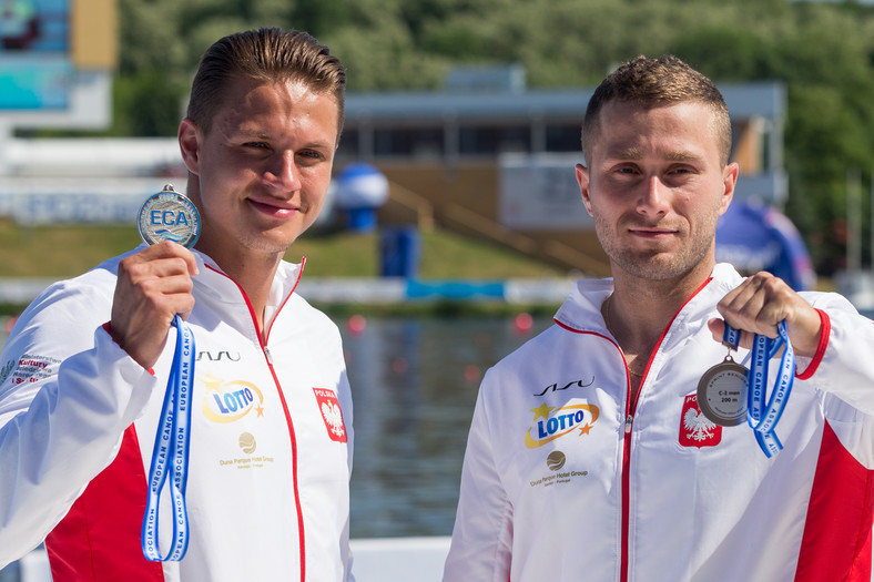 Arsen Śliwiński i Michał Łubniewski po zdobyciu srebrnego medalu ME w kajakarstwie