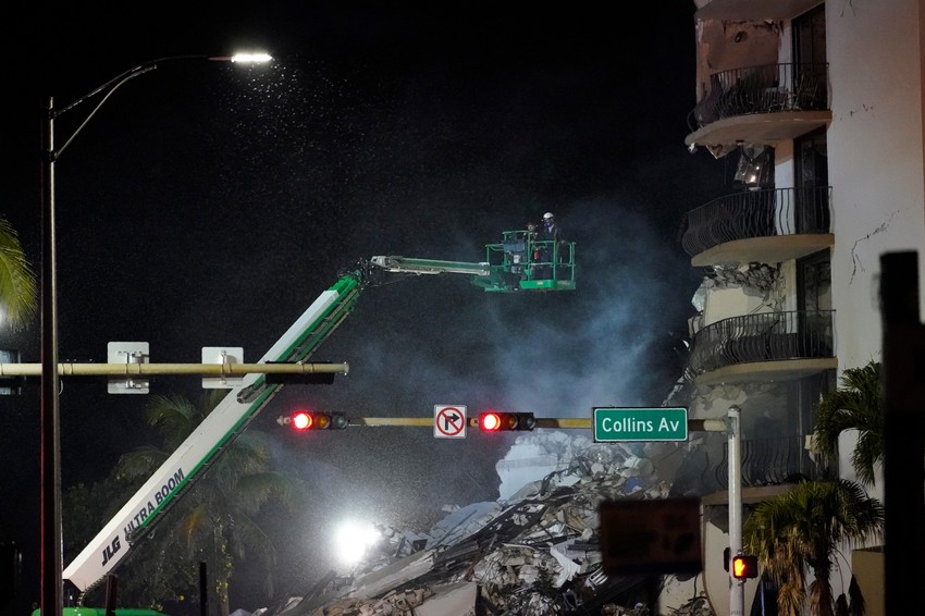 Rušenje zgrade u Majamiju