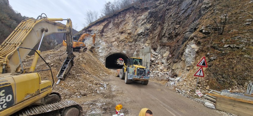 Bageri sa hidrauličnim čekićima razbili su ogromno stenje koje se sručilo na ulazni portal tunela