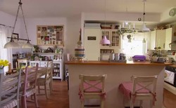 Bielone drewno i bibeloty we wnętrzach. Jak urządzić mieszkanie?