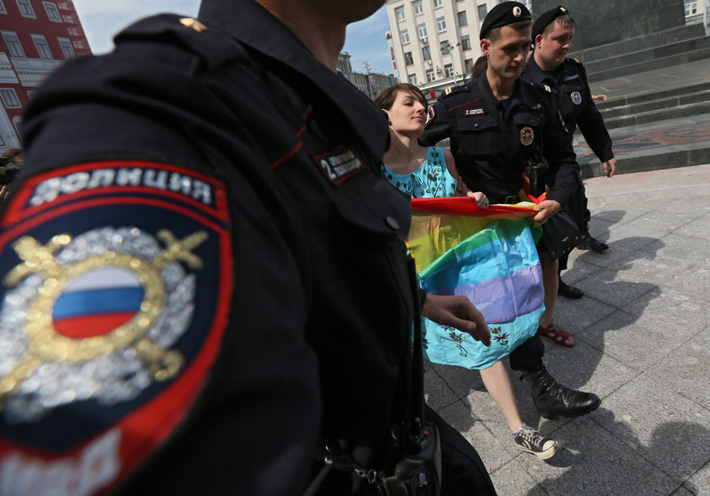 Jelena Kostiuczenko, rosyjska dziennikarka i aktywistka LGBTQ, aresztowana podczas parady w Moskwie. Maj 2013 r.