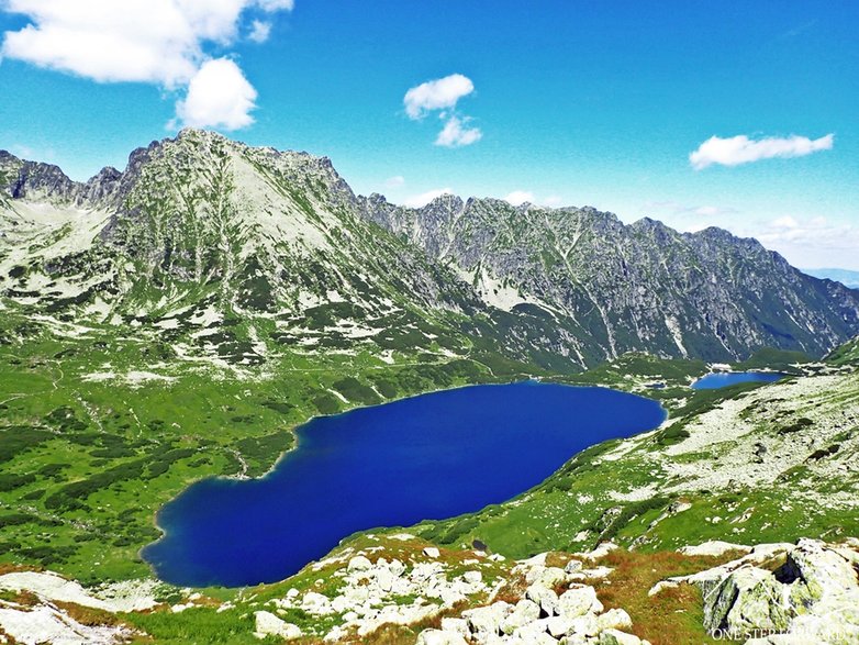 Widok na Wielki, Mały i Przedni Staw Polski. Nad stawami wznosi się grań Orlej Perci i Wołoszyna