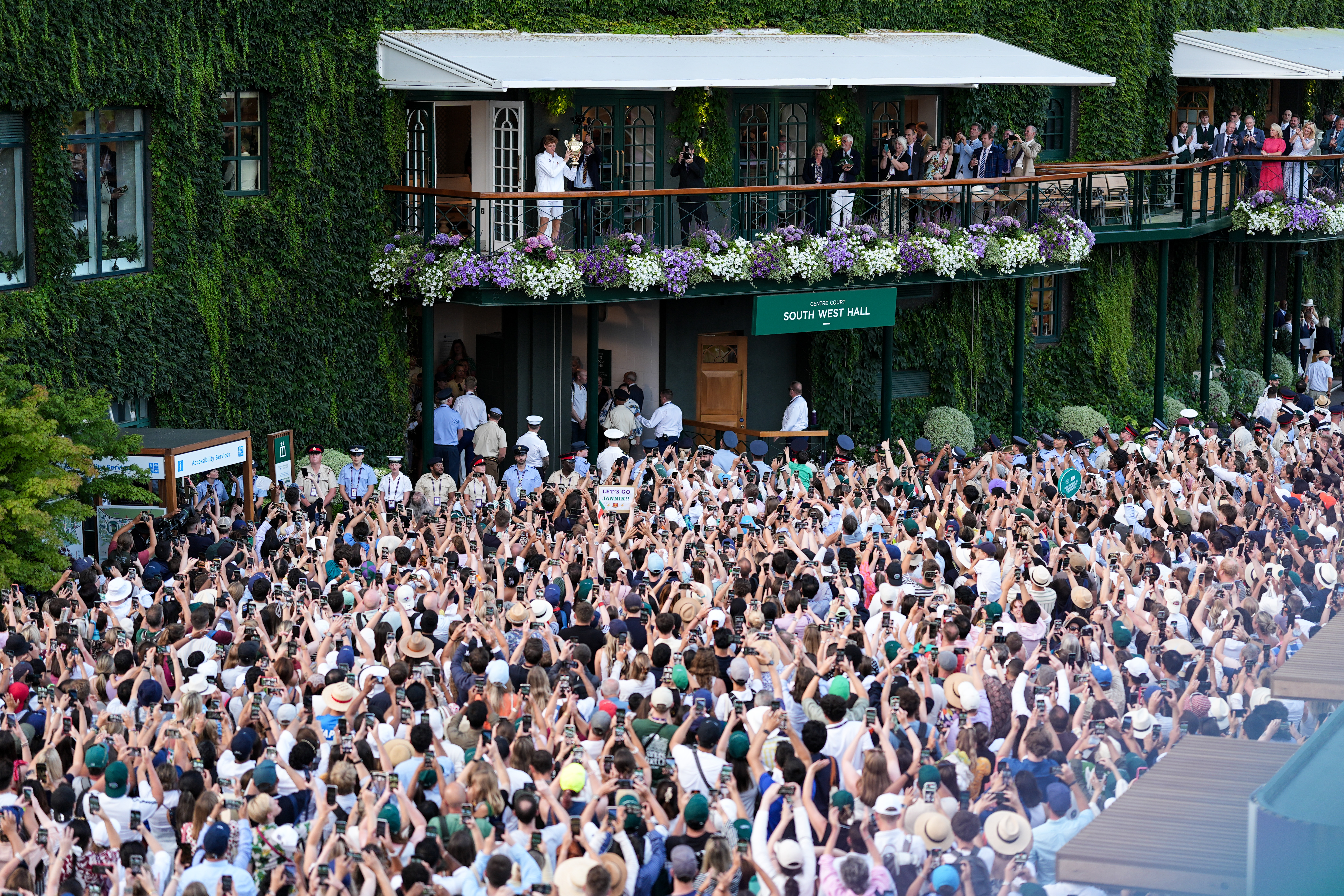 Fontana celebra Sinner: primo italiano Re a Wimbledon