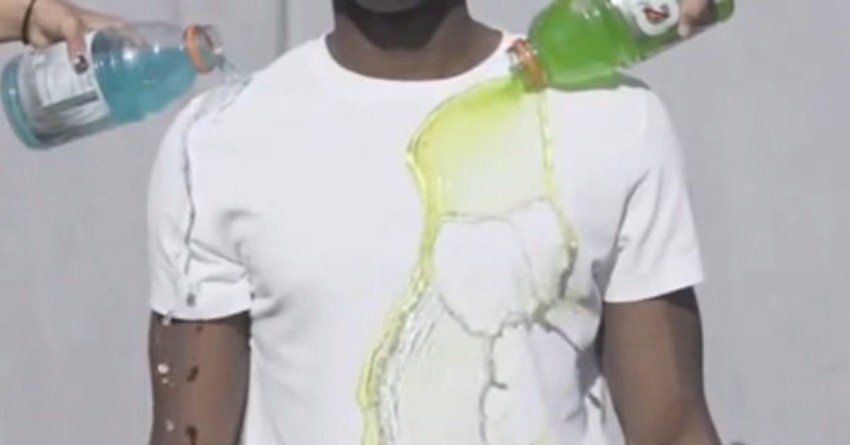 Kapljice se kotrljaju niz tkaninu