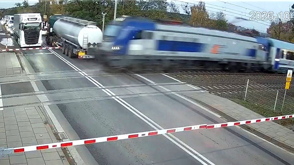 Cysterna utknęła między szlabanami na przejeździe w Poznaniu: pociąg o sekundy