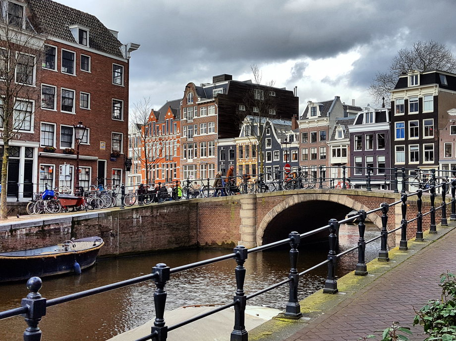 Amsterdam położony jest nad rzeką Amstel i licznymi kanałami. Nazywany jest Wenecją Północy. 