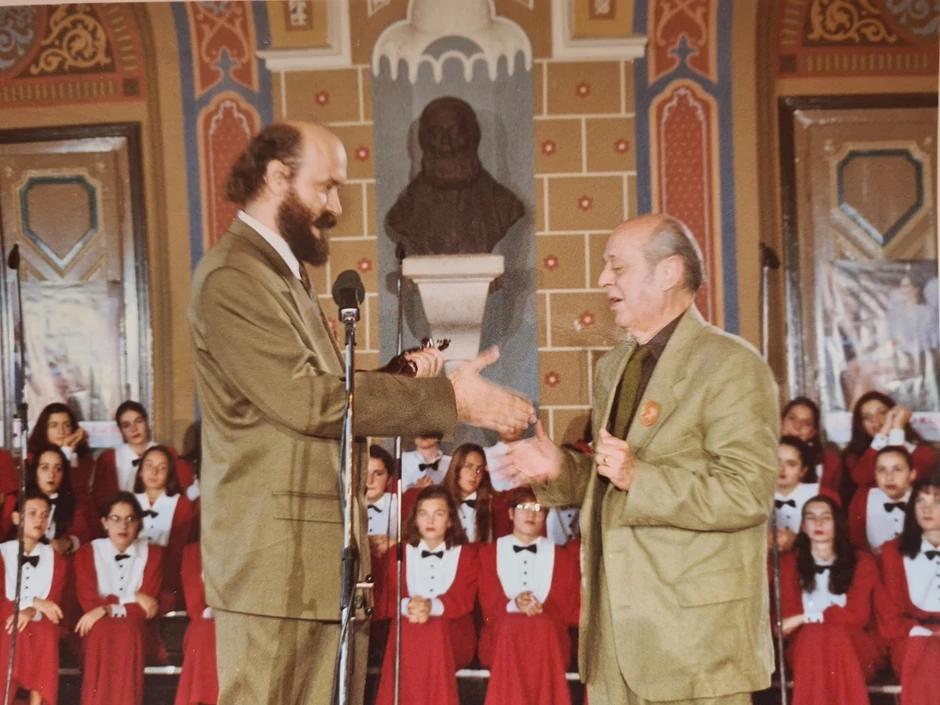 Nenad Grujičić uručuje Ivanu V Laliću Brankovu statuetu 1995 u Karlovačkoj gimnaziji