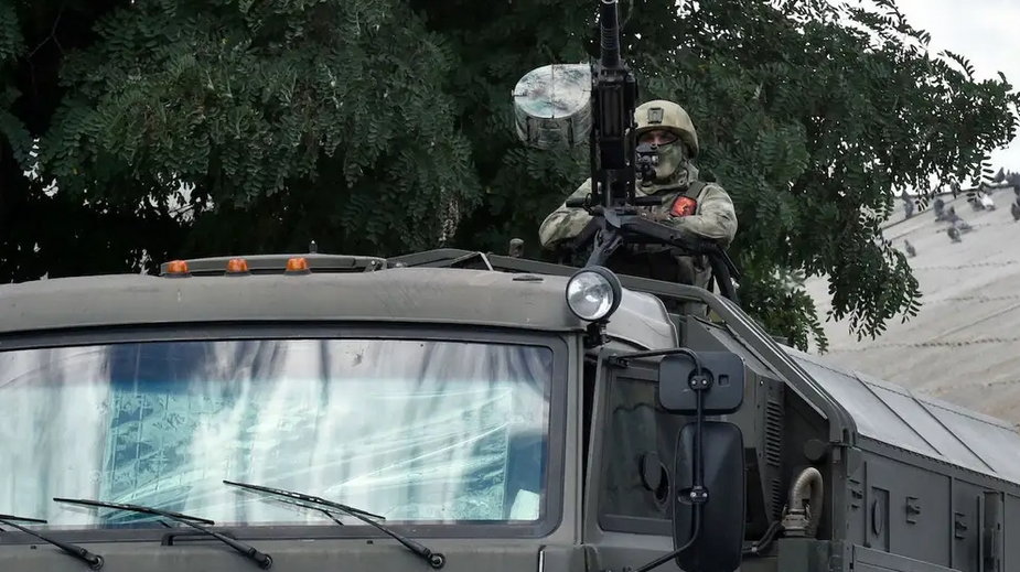 Rosyjski żołnierz na pojeździe oznaczonym literą "Z"