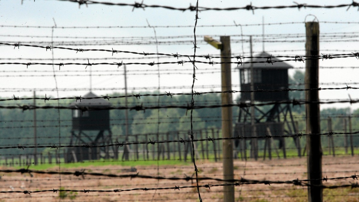 "Dziennik Wschodni" opisuje dziś sprawę tapet, które w swojej ofercie ma kilka sklepów internetowych. Znajduje się na nich dawny obóz koncentracyjny KL Majdanek, co budzi wątpliwości nie tylko etyczne, ale i prawne.