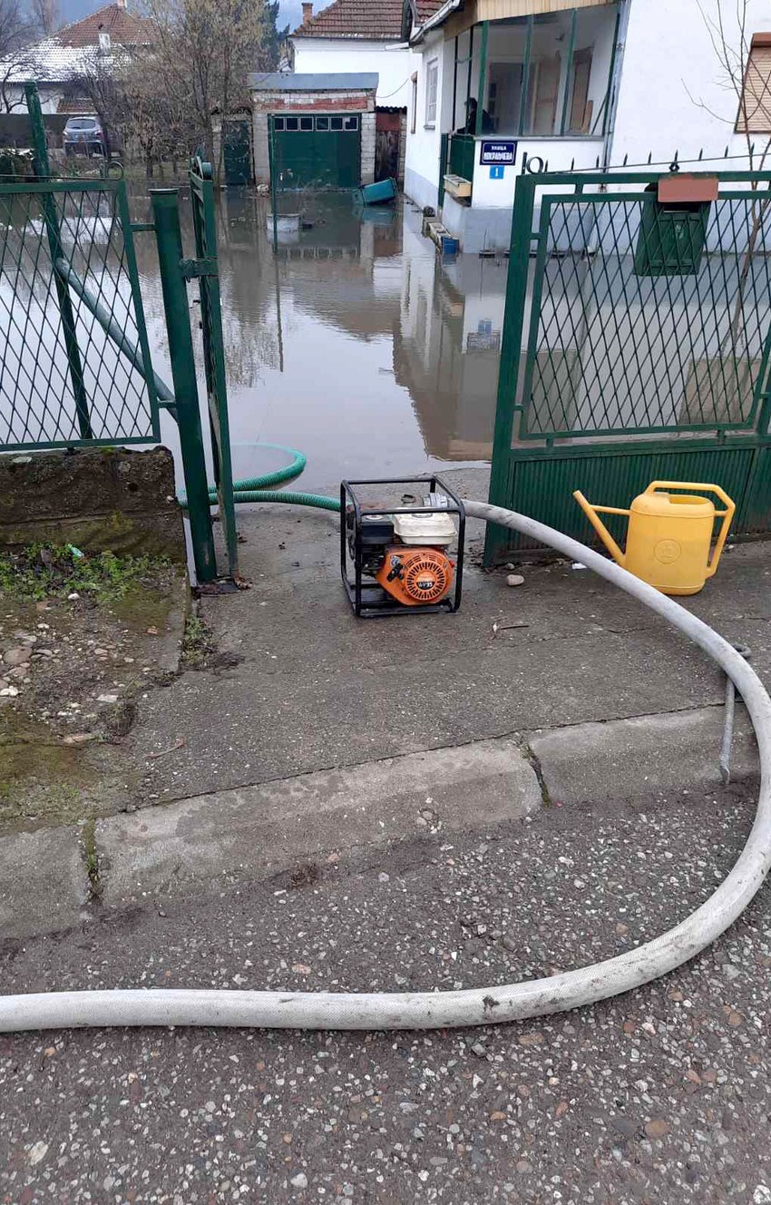 Vatrogasci spasioci pomoć stanovništvo poplave poplavljena područja