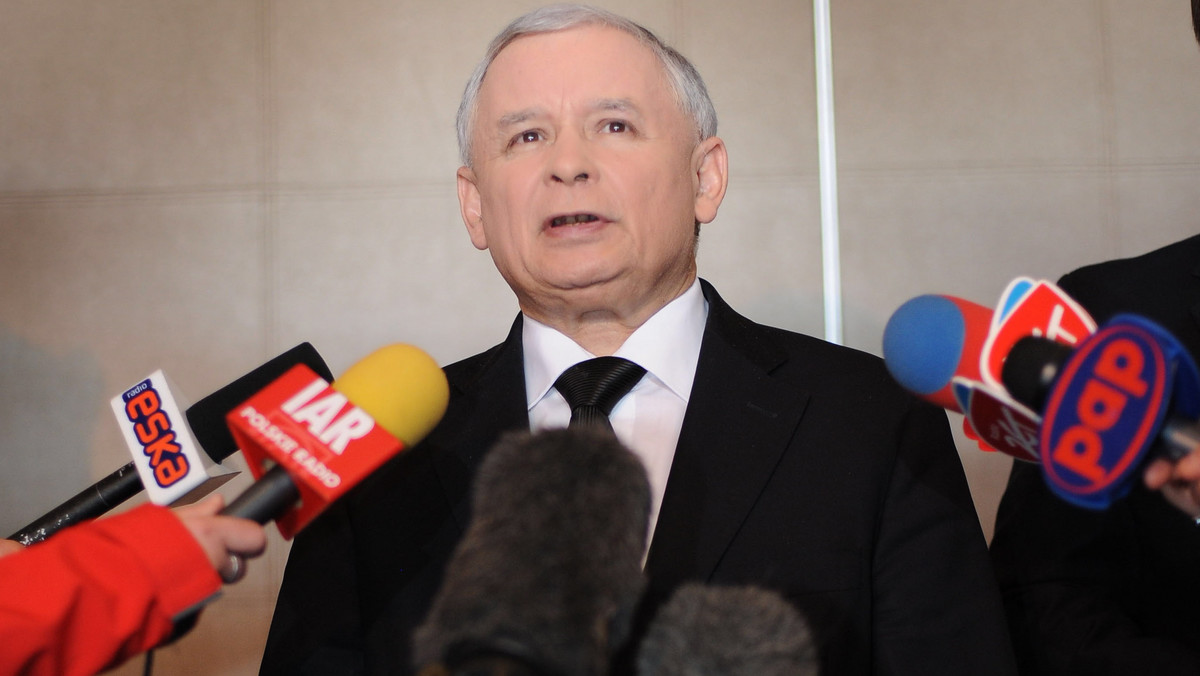 Prezes PiS Jarosław Kaczyński oświadczył, że jego ugrupowanie jest za zdecydowaną walką z aktami chuligaństwa i bandytyzmu na stadionach, ale decyzję o zamykaniu tych obiektów uważa za bezsensowną. - To nie jest metoda walki - mówił. Jak dodał, nie można walczyć z kibicami. - Nie ma sportu bez kibiców, ich samoorganizowanie się jest bardzo pozytywnym zjawiskiem społecznym. Brak jest nam społeczeństwa obywatelskiego i tam, gdzie ono powstaje powinniśmy to wspierać - powiedział były premier.