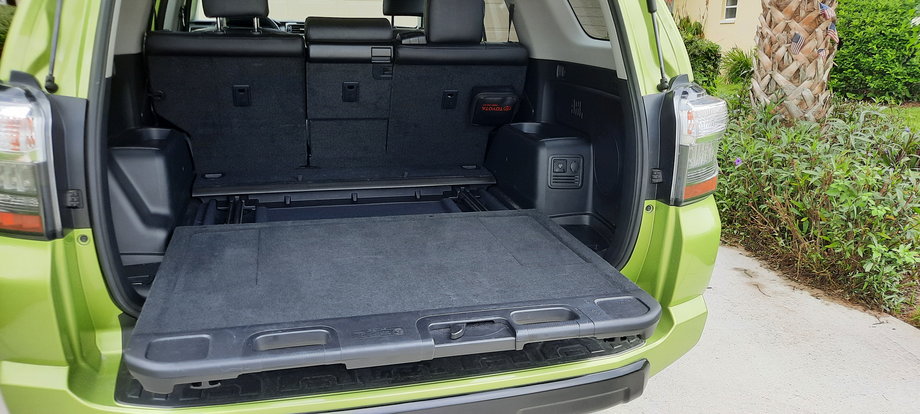 Toyota 4Runner TRD Pro - bagażnik ma objętość 1300 litrów, a załadunek ułatwia wysuwana podłoga. To poręczne i pomysłowe rozwiązanie.