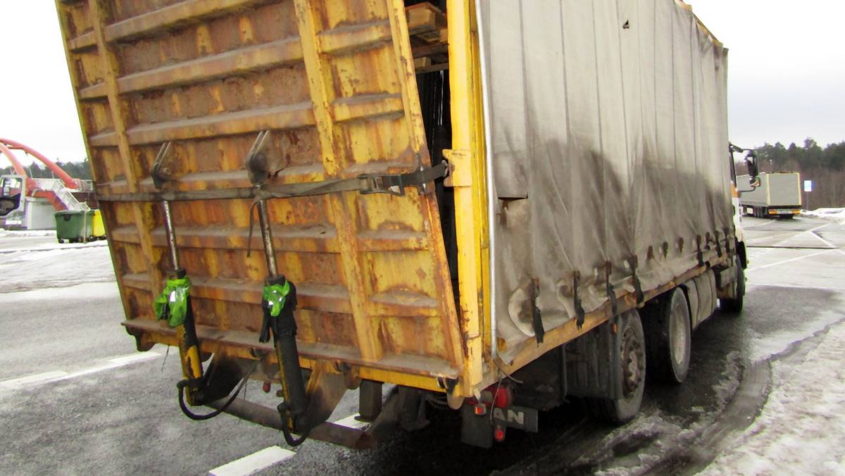 ITD zatrzymała do kontroli ciężarówkę w fatalnym stanie