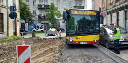 Problem na remontowanej ulicy Bednarskiej. Kierowca autobusu MPK Łódź nie chciał ryzykować. Wyznaczono objazdy