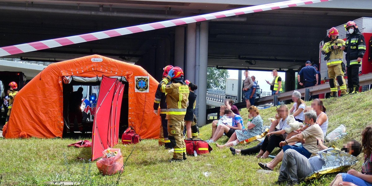 Autobus spadł z wiaduktu