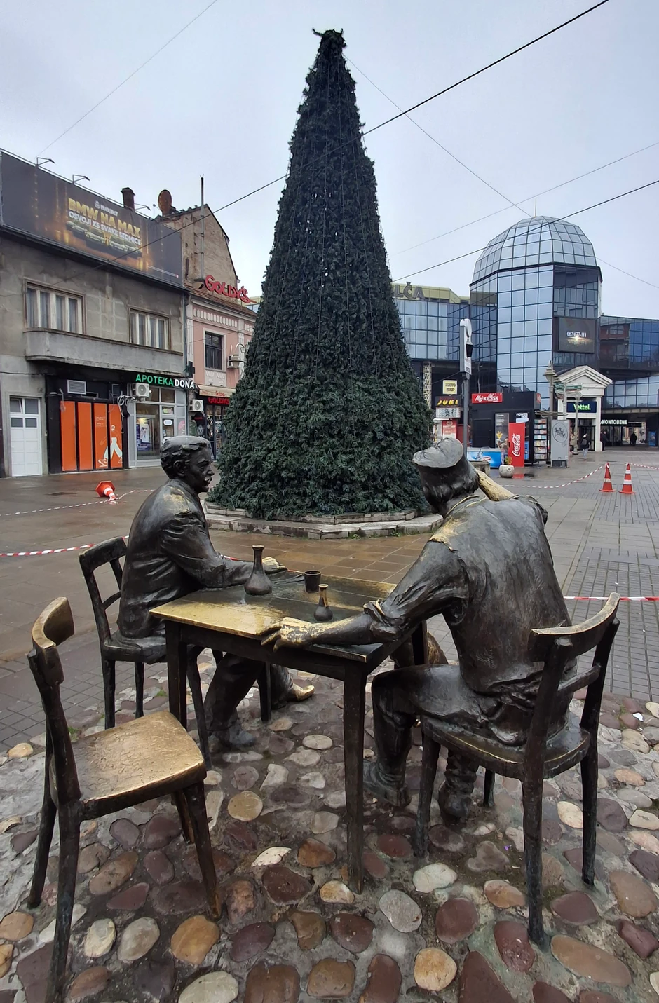 Jelka postavljena preko česme u Nišu
