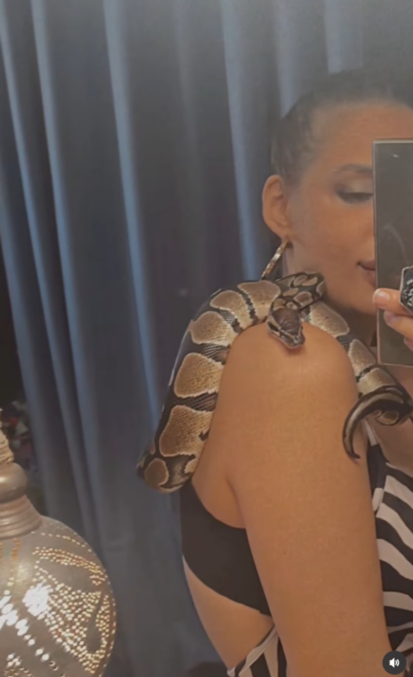 Nataša Šavija sa zmijom oko vrata