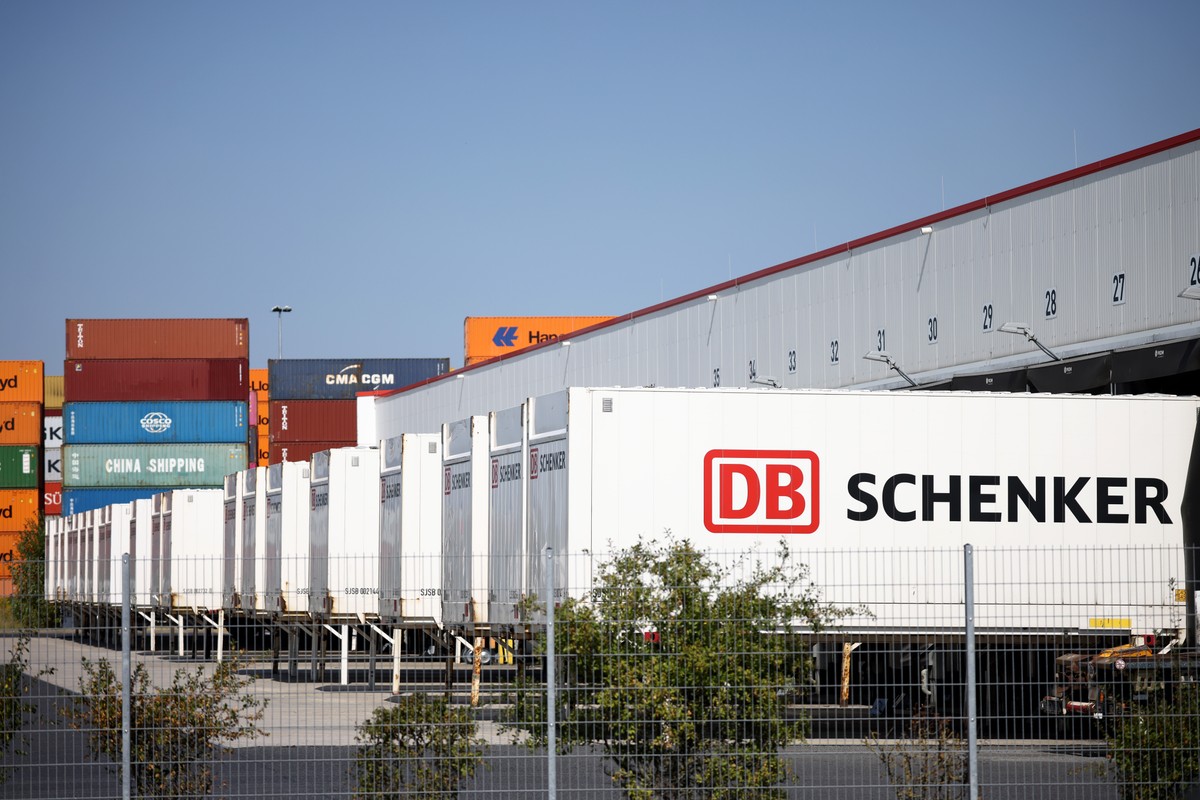Kontenery zaparkowane w centrum logistycznym DB Schenker w Grossbeeren w Niemczech