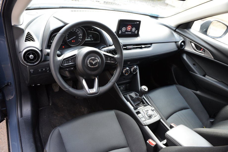 Mazda CX-3 w odnowionej wersji ma w standardzie bogate wyposażenie. Zdecydowanie bogatsze niż jej konkurencji. Przez to jednak jej wyjściowa cena jest zdecydowanie wyższa.