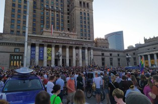 Warszawa połączyła się łańcuchem solidarności z Białorusią. Setki młodych ludzi wyszło na ulice stolicy