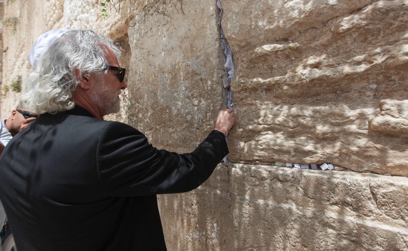 Klawiszowiec Chuck Leavell pod Ścianą Płaczu