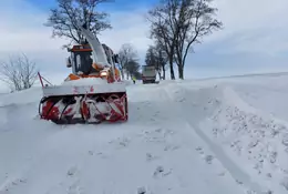 Pług wirnikowy w akcji. Drogowcy musieli sięgnąć po najcięższy sprzęt