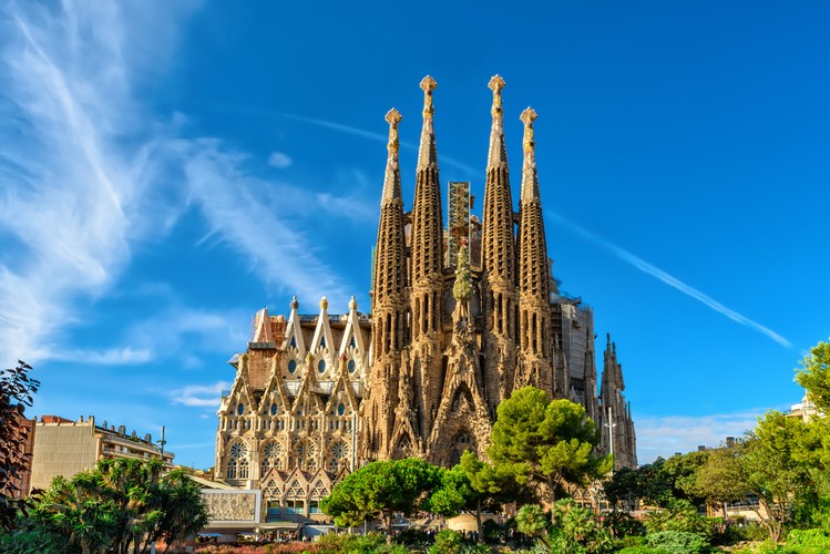 <strong>Sagrada Família</strong>
<br></br>
Sagrada Família (Świątynia Pokutna Świętej Rodziny) to jeden z symboli miasta. Z powodu organicznej formy budowli oraz niepowtarzalności detali architektonicznych (tak jak w naturze żaden z nich nie jest identyczny i musi być osobno rzeźbiony) do dziś nie zdołano jej ukończyć. Projekty świątyni pozostawione przez architekta zostały zniszczone w czasie hiszpańskiej wojny domowej przez katalońskich anarchistów.
<br></br>
W założeniu architekta sama konstrukcja budowli miała przypominać jeden wielki organizm. Budowę świątyni rozpoczęto w 1882 roku. Wieże kościoła ukończono w 1920 roku. Ostateczną datą ukończenia bazyliki ma być rok 2026, w którym przypada stulecie śmierci głównego architekta świątyni - Antoniego Gaudiego.