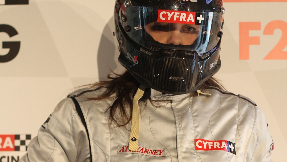 Natalia Kowalska, najszybsza kobieta - kierowca wyścigowy w Polsce, rozpoczęła współpracę z Cyfra Plus F2 Racing Team i 16 kwietnia rozpoczyna starty w Formule 2. W Warszawie Kowalska, która pisze swojego bloga w Onet.pl, odpowiadała na pytania dziennikarzy. W konferencji prasowej uczestniczył także prezes Canal Plus Cyfrowy, Bertrand Le Guern.