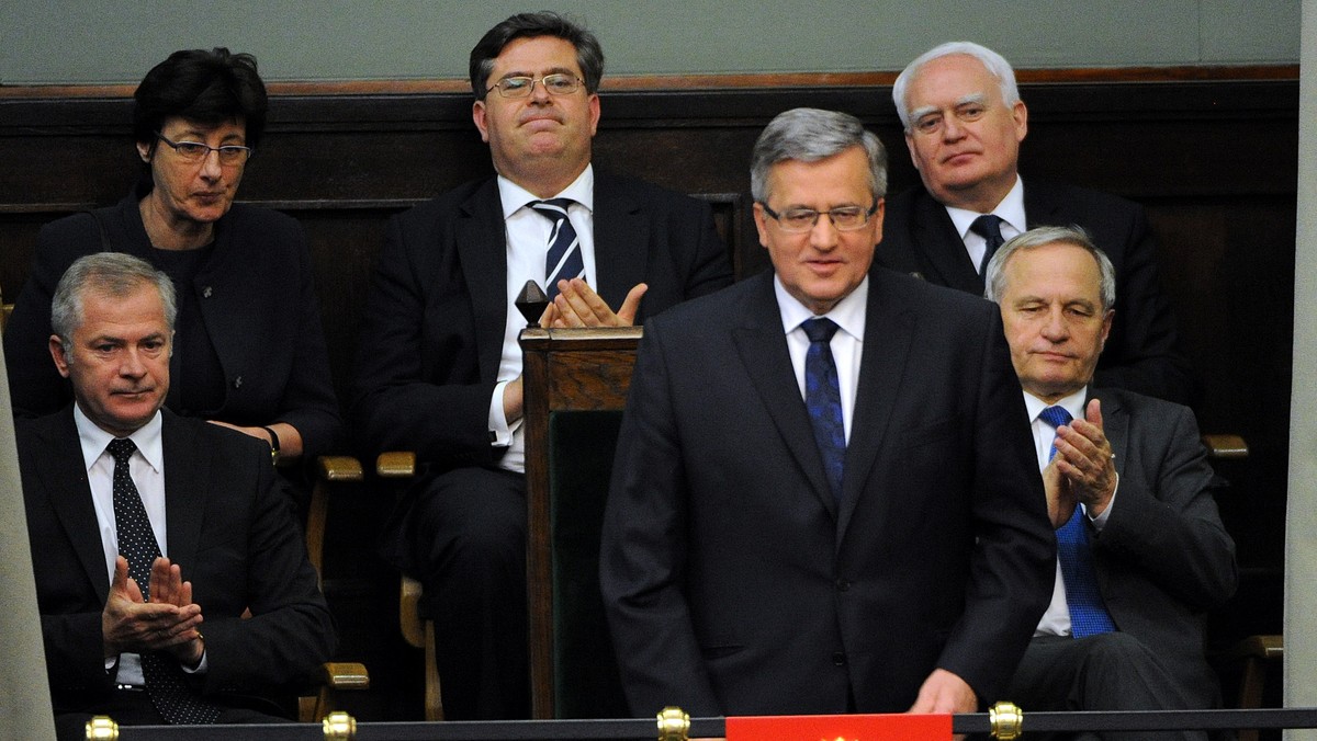 Sejmowe wystąpienie szefa MSZ Radosława Sikorskiego jest "potwierdzeniem słuszności linii państwa polskiego" - ocenił prezydent Bronisław Komorowski. Pozytywnie odebrał położenie nacisku na połączenie dyplomacji z działaniami na rzecz rozwoju gospodarczego.