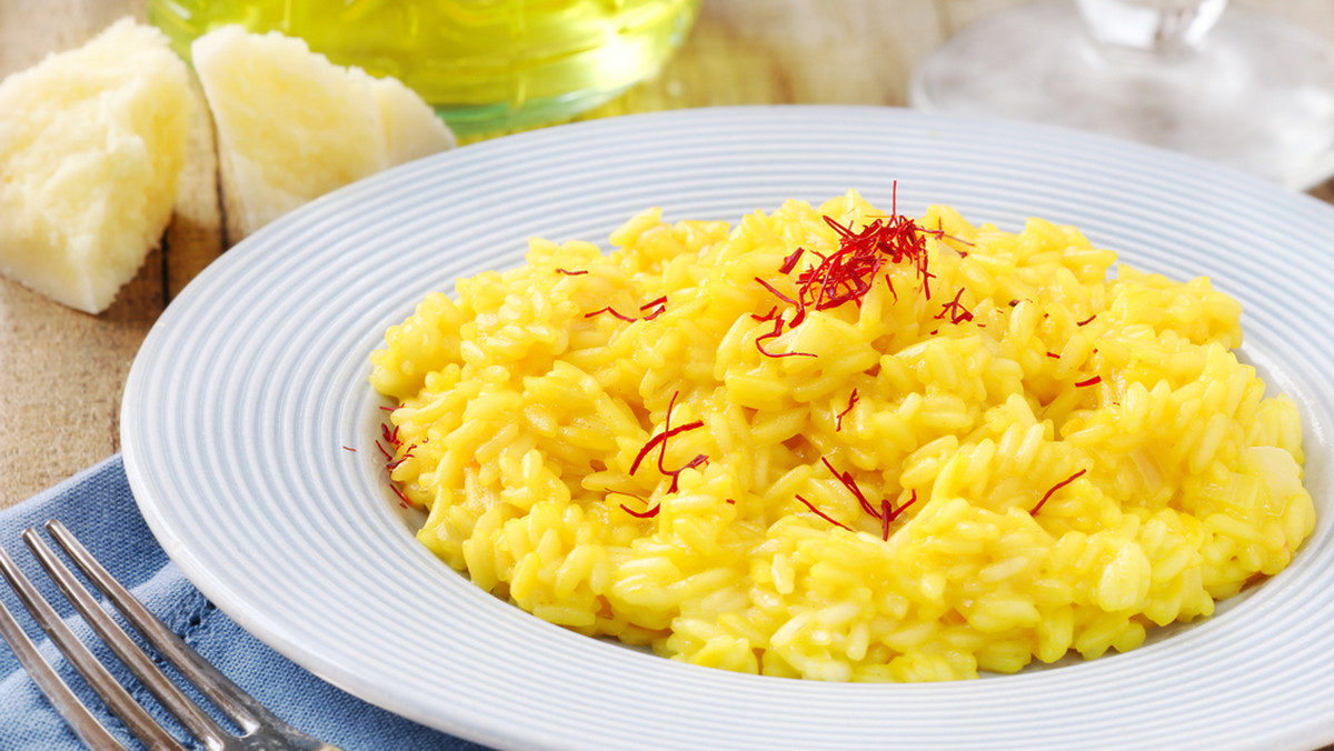 Risotto alla milanese, czyli z szafranem, klasyczna potrawa tradycyjnej kuchni lombardzkiej, stało się we Włoszech daniem narodowym. Jest tak cenione, że niemile widziane są wszelkie próby odstępstw od podstawowej receptury, złożonej tylko z kilku składników.