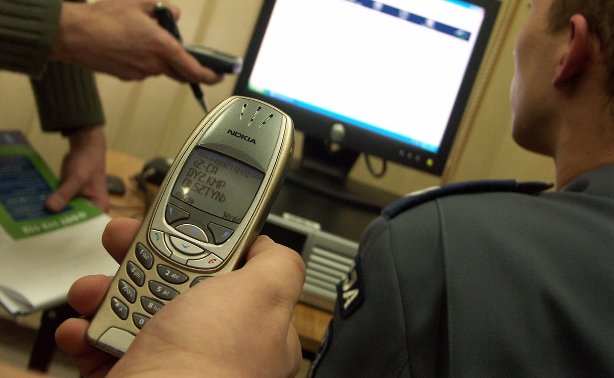 Policjant z telefonem komórkowym