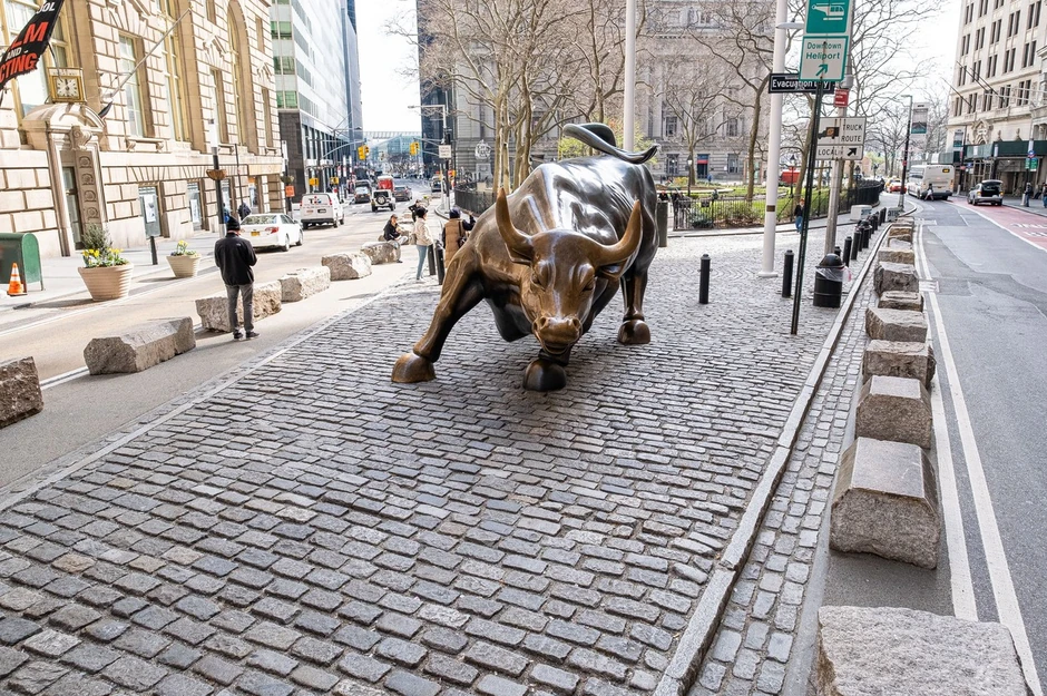 Čuvena statua bika obično je okružena turistima