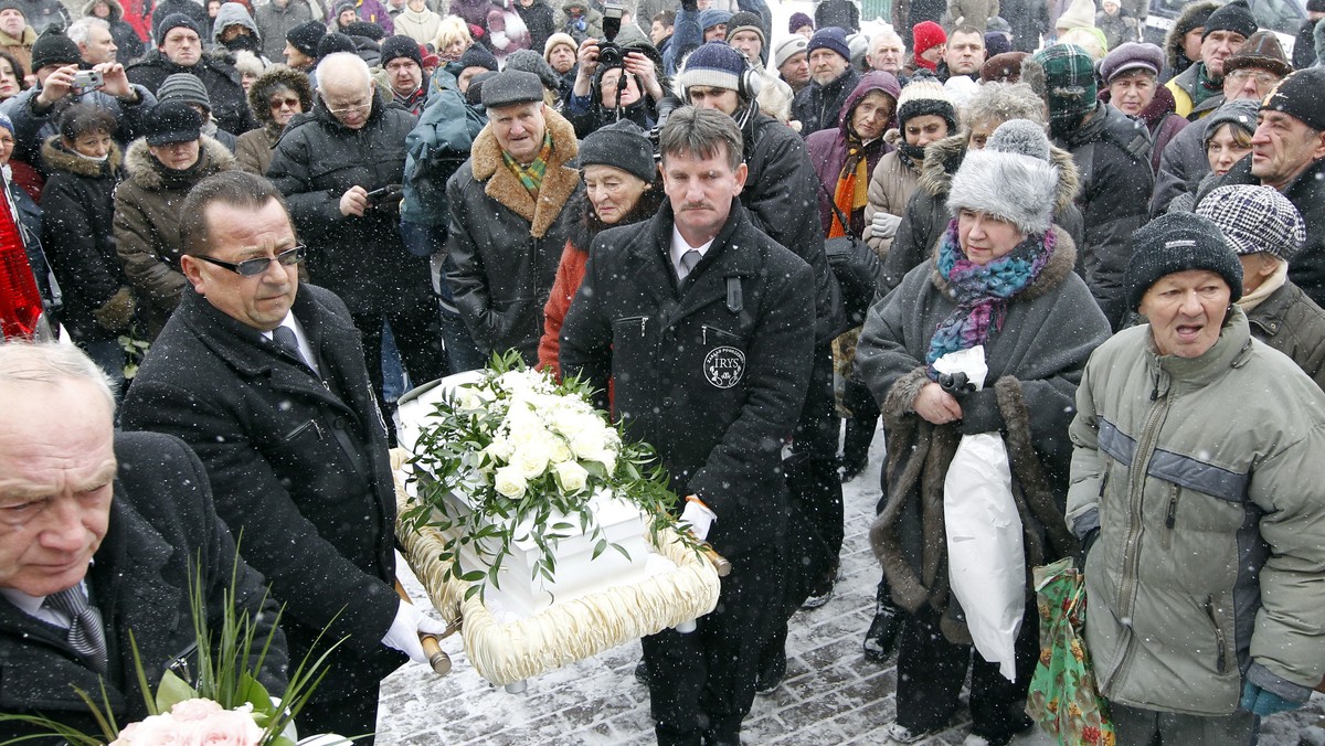 Dziś w Sosnowcu odbył się pogrzeb półrocznej Magdy. W ostatnim pożegnaniu dziewczynki wzięło udział około tysiąca osób. - Kto z was jest bez grzechu, niech pierwszy rzuci kamień - mówił do zgromadzonych na mszy pogrzebowej ksiądz. Także dziś matka tragicznej Magdy opuściła areszt i wyszła na wolność. Przez cały dzień mieszkańcy Polski musieli też zmagać się z opadami śniegu, które paraliżowały drogi. Zobacz, co jeszcze wydarzyło się w środę!