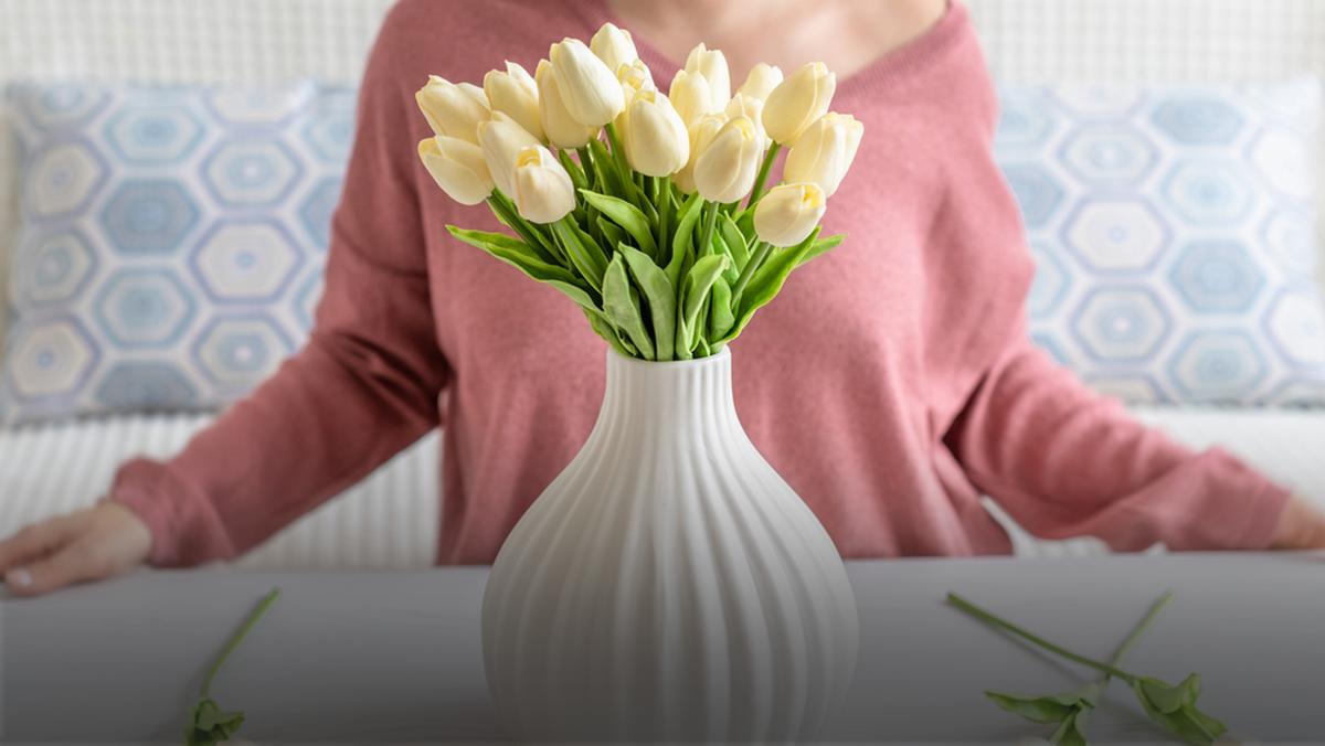 Dzień kobiet: co zrobić, żeby tulipany długo stały w wazonie?