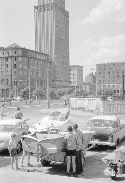 1970 - Samochody na placu Powstańców Warszawy w Warszawie.