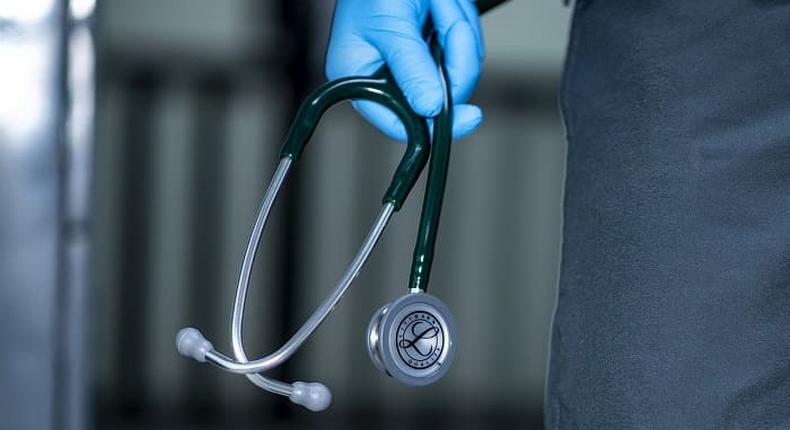 Un médecin tenant un stéthoscope (image d'illustration)
