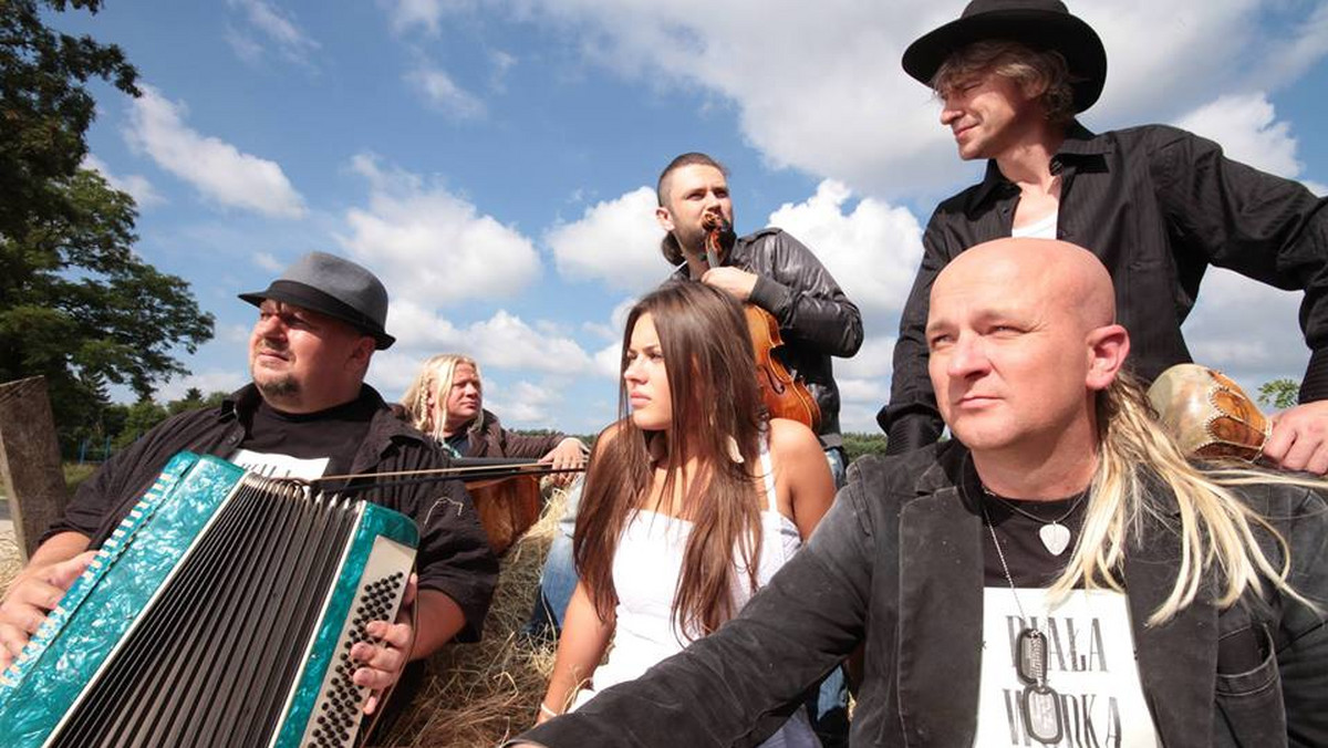 W sobotę, 1 lutego o godz. 17:15 na głównej scenie kijowskiego Majdanu odegrany będzie utwór "Podaj Rękę Ukrainie" polsko-ukraińskiego zespołu Taraka.