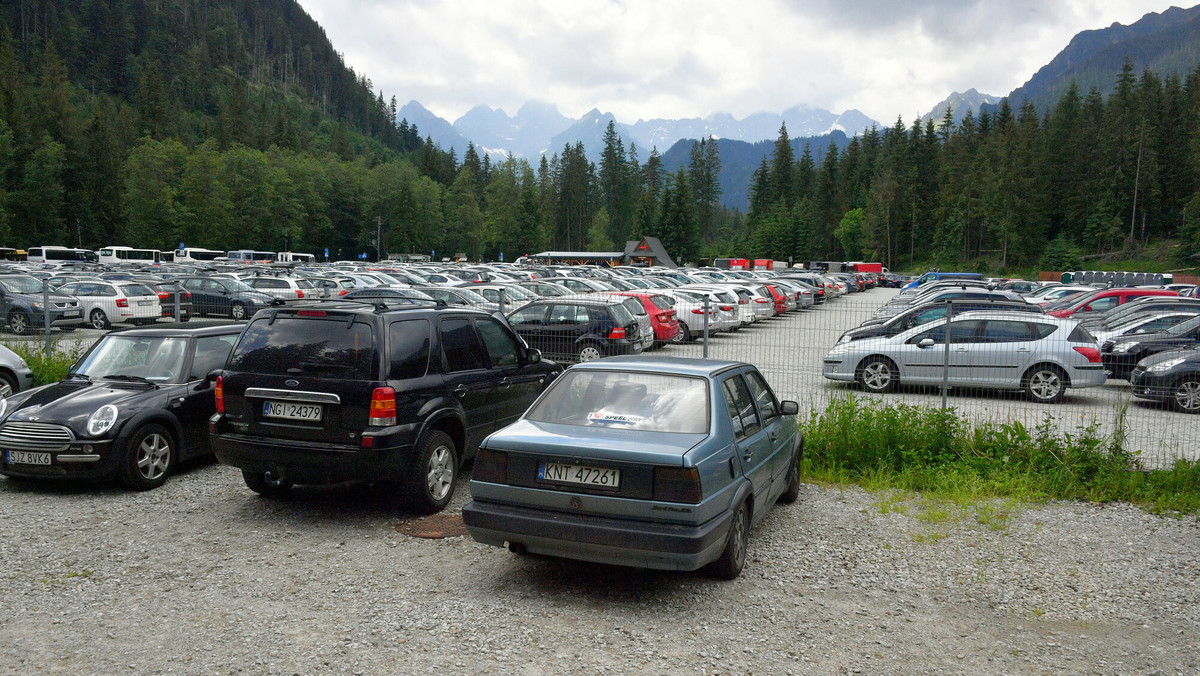 Afera w Tatrach. Parkingowi pod Morskim Okiem brali pieniądze do kieszeni