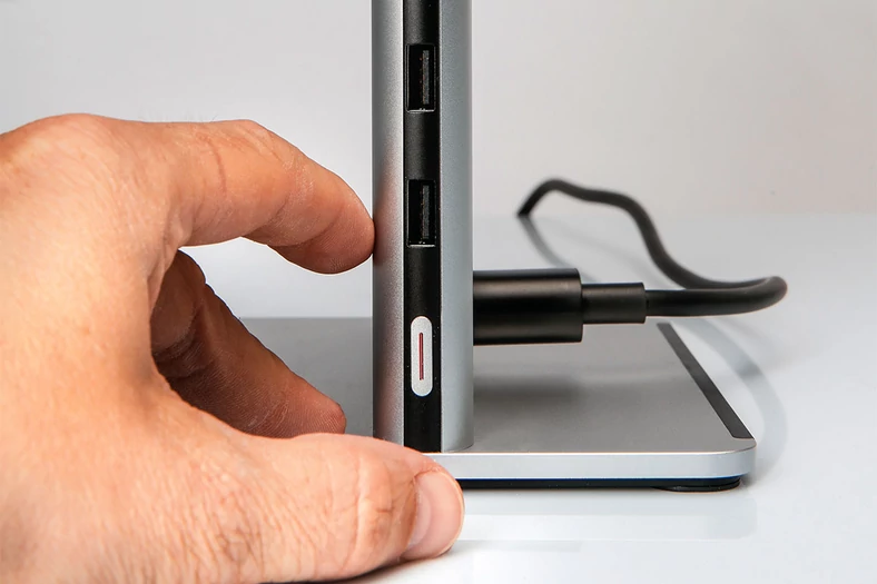 Łącza znajdują się z boku: po lewej stronie dwa USB-A nad włącznikiem, po prawej dwa USB-C i gniazdo dla headseta. Kabel zasilania ma swoje gniazdo z tyłu