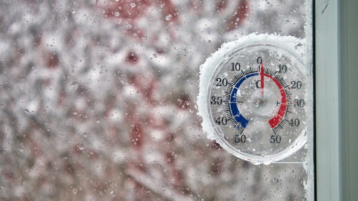 Výstrahy 2. stupňa platia pred snehovými jazykmi i vetrom na horách. (ilustračné foto)