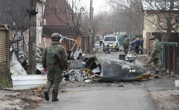 Odłamki samolotu wojskowego, który został zestrzelony w nocy w Kijowie