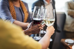 Renta alkoholowa. Komu przysługuje i ile wynosi?