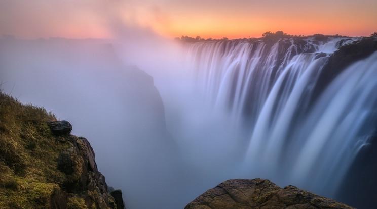 Dél-Afrika legnagyobb turisztikai látványossága a Viktória- vízesés, azonban most a  hatalmas szárazság miatt  az óriási víztömegből semmi sem látszik./Fotó:Northfoto