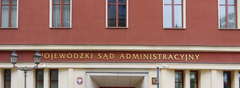 Sąd administracyjny, którego zadaniem jest kontrola działania administracji, nie może wychodzić z założenia, że organ działa zgodnie z prawem. Nie może przyjmować, że poza zgłoszonym nowym dowodem, będącym przesłanką wznowienia postępowania, cała decyzja wydana przez organ jest zgodna z prawem