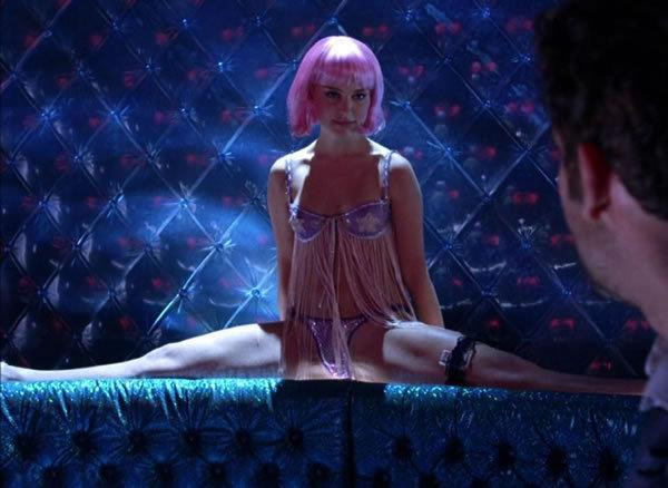 Najlepsze filmowe striptizy: czyli zawodowe aktorki pokazują, jak się zmysłowo rozebrać