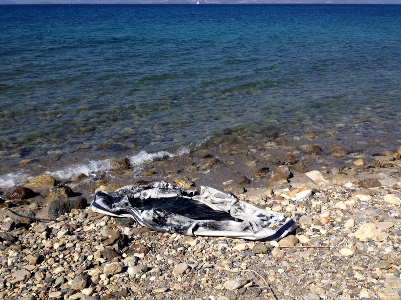 Przedziurawiony ponton na brzegu wyspy Kos